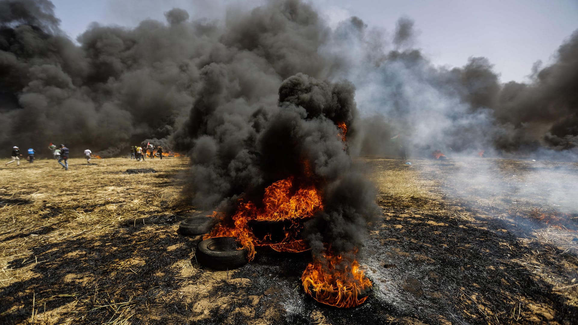 Palästinenser zünden bei Zusammenstößen zwischen Demonstranten und israelischen Soldaten im Gazastreifen Reifen an: Bei neuen Protesten an der Grenze zu Israel sind mehrere Palästinenser getötet und viele weitere verletzt worden. Palästinenser zünden bei Zusammenstößen zwischen Demonstranten und israelischen Soldaten im Gazastreifen Reifen an: Bei neuen Protesten an der Grenze zu Israel sind mehrere Palästinenser getötet und viele weitere verletzt worden.