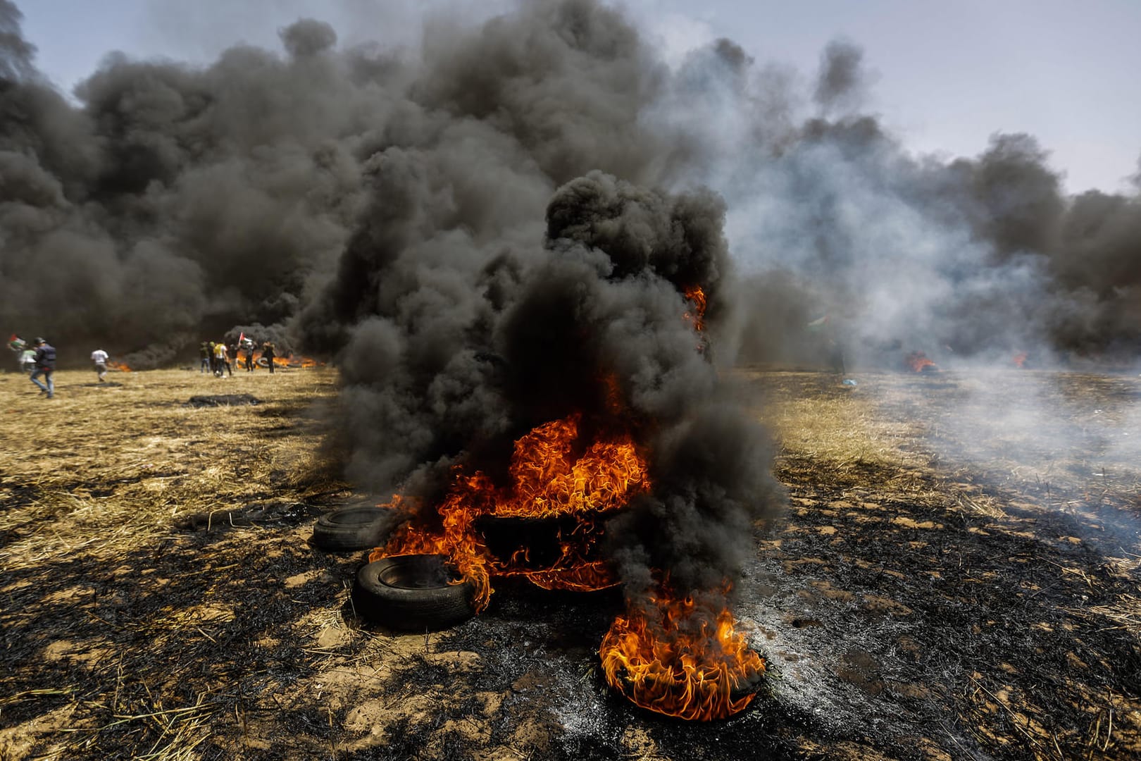 Palästinenser zünden bei Zusammenstößen zwischen Demonstranten und israelischen Soldaten im Gazastreifen Reifen an: Bei neuen Protesten an der Grenze zu Israel sind mehrere Palästinenser getötet und viele weitere verletzt worden.