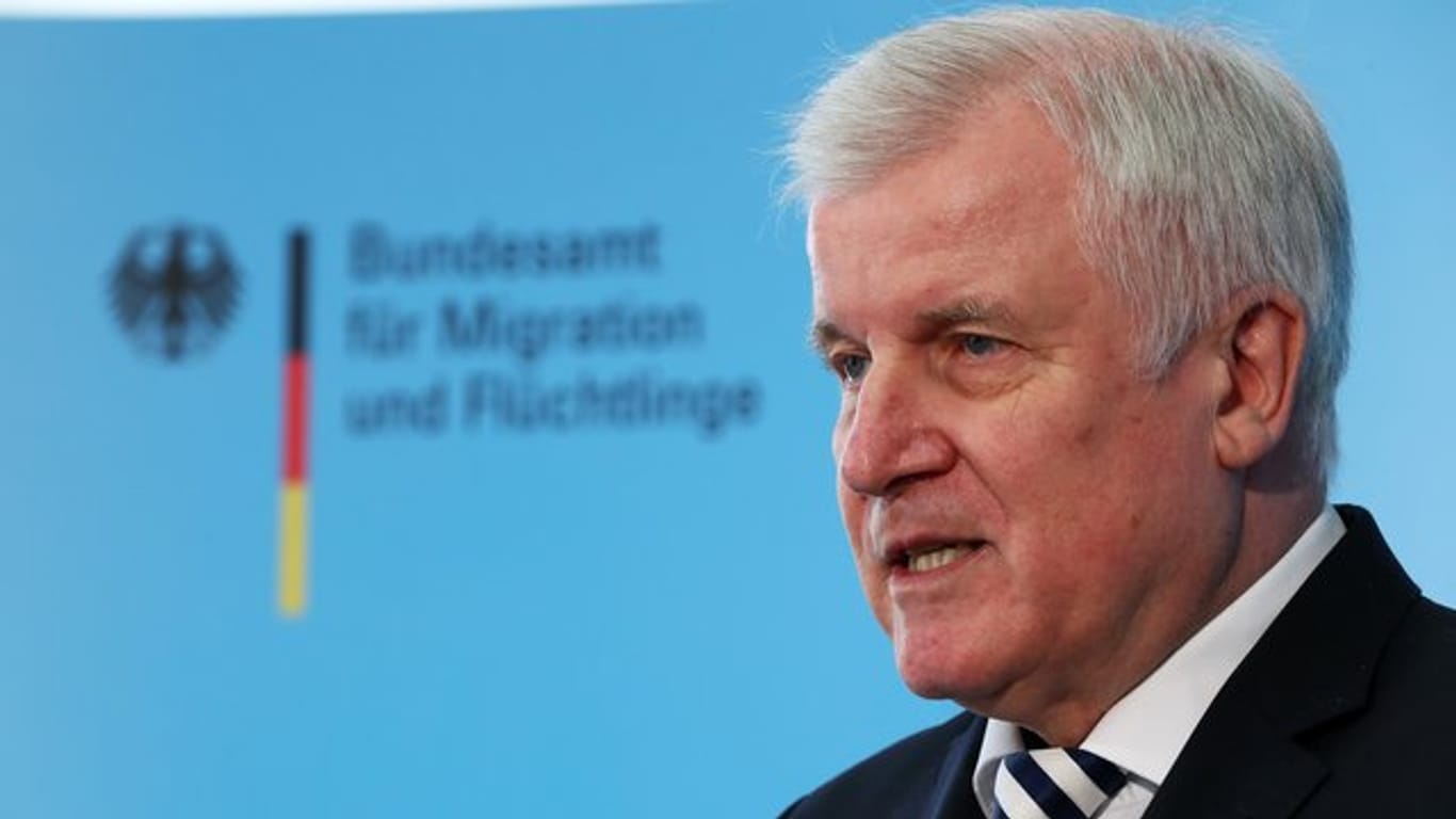 Horst Seehofer erläutert im Bundesamt für Migration und Flüchtlinge seine Zeitpläne in der Flüchtlingspolitik.