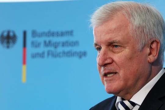 Horst Seehofer erläutert im Bundesamt für Migration und Flüchtlinge seine Zeitpläne in der Flüchtlingspolitik.