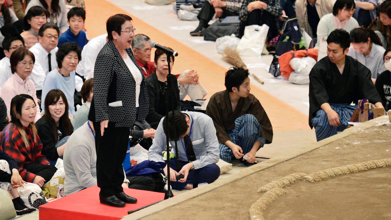 Die Bürgermeisterin der japanischen Stadt Takarazuka City bei einer Rede außerhalb eines Sumorings: Tomoko Nakagawa prangert Sexismus bei Sumo an.