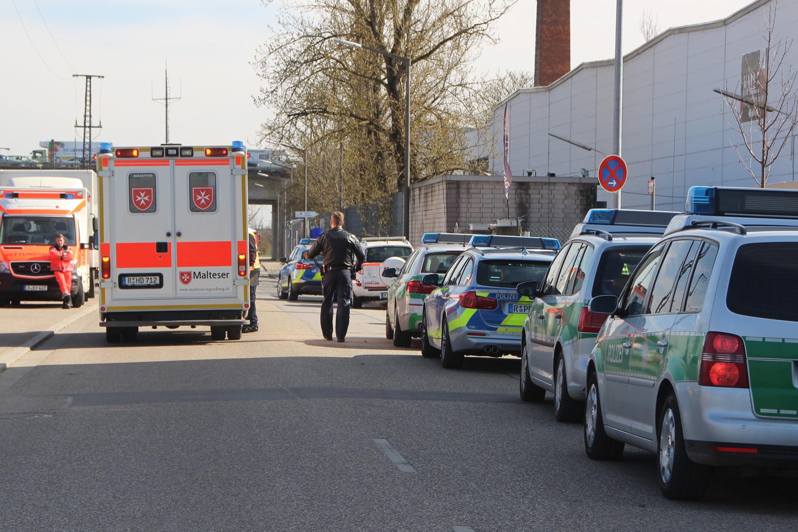 Polizisten und Rettungskräfte warten vor der Asylunterkunft, in der sich der Junge verschanzte.