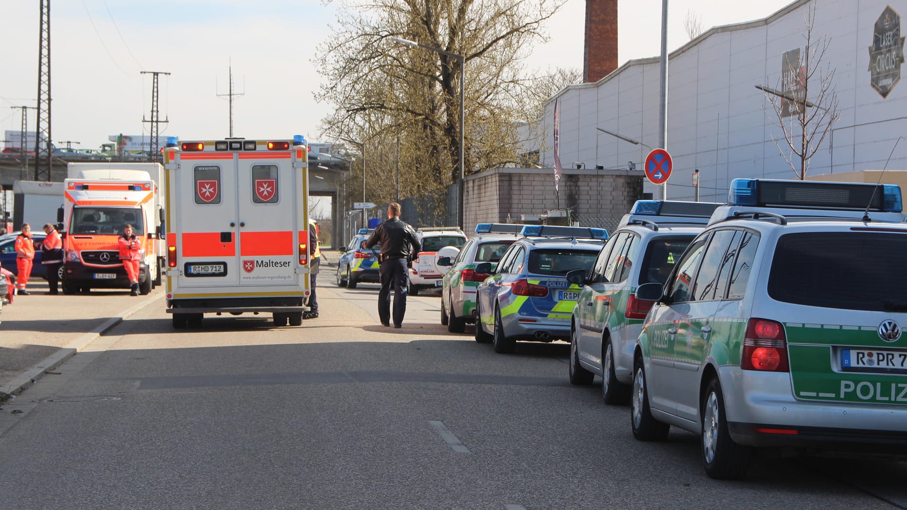 Polizisten und Rettungskräfte warten vor der Asylunterkunft, in der sich der Junge verschanzte.