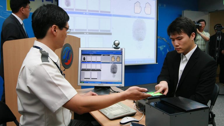 Ein Fingerscan in Incheon: Das Personal am südkoreanischen Airport gilt als besonders gut.