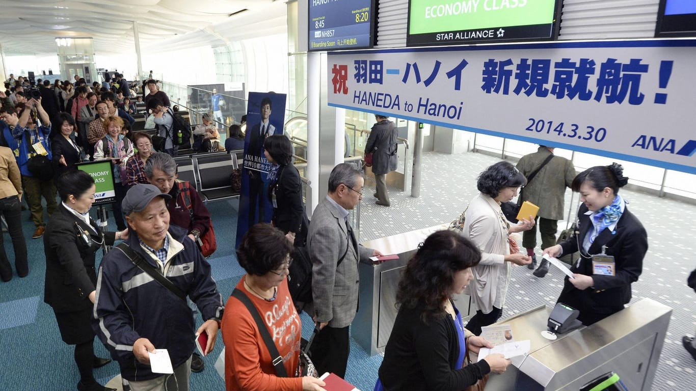 Passagiere beim Boarding: Haneda ist 2018 wieder der sauberste aller Flughäfen.