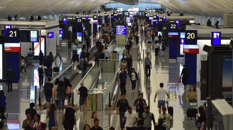 Viel Betrieb im Flughafen in Hong Kong: Hier schwärmen Passagiere von der exzellenten Verpflegung.