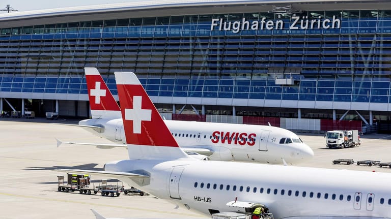 Maschinen der Swiss Airline am größten Flughafen der Schweiz in Zürich.