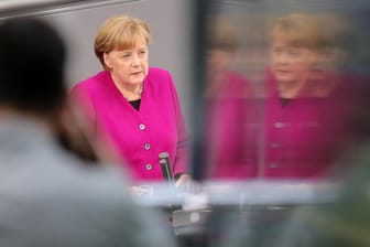 Bundeskanzlerin Angela Merkel (CDU) gibt im Bundestag ihre erste Regierungserklärung nach ihrer Wiederwahl: Konservative in der Union verstärken mit einem "Manifest" den Druck auf Merkel.