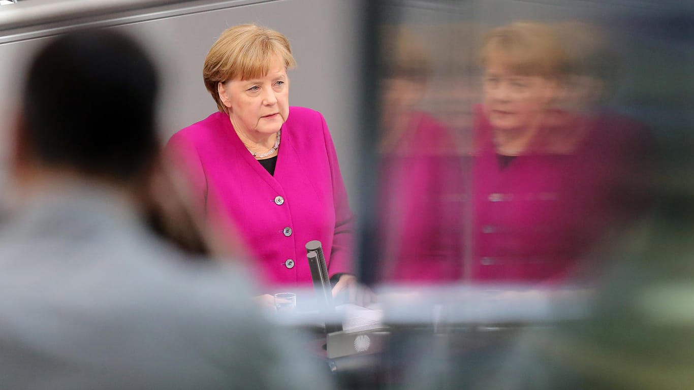 Bundeskanzlerin Angela Merkel (CDU) gibt im Bundestag ihre erste Regierungserklärung nach ihrer Wiederwahl: Konservative in der Union verstärken mit einem "Manifest" den Druck auf Merkel.