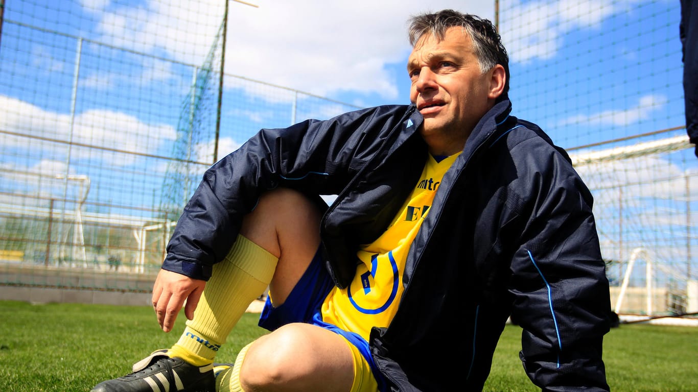 Viktor Orban bei einem Fußballturnier der Akademie in seinem Heimatort Felcsut: Dass Orbans Umfeld besonders profitiert, schadet seinem Ansehen kaum.