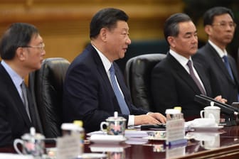 Chinas Präsident Xi Jinping bei einem Meeting in Peking: Sein Land verschärft im Handelsstreit mit den USA den Ton.