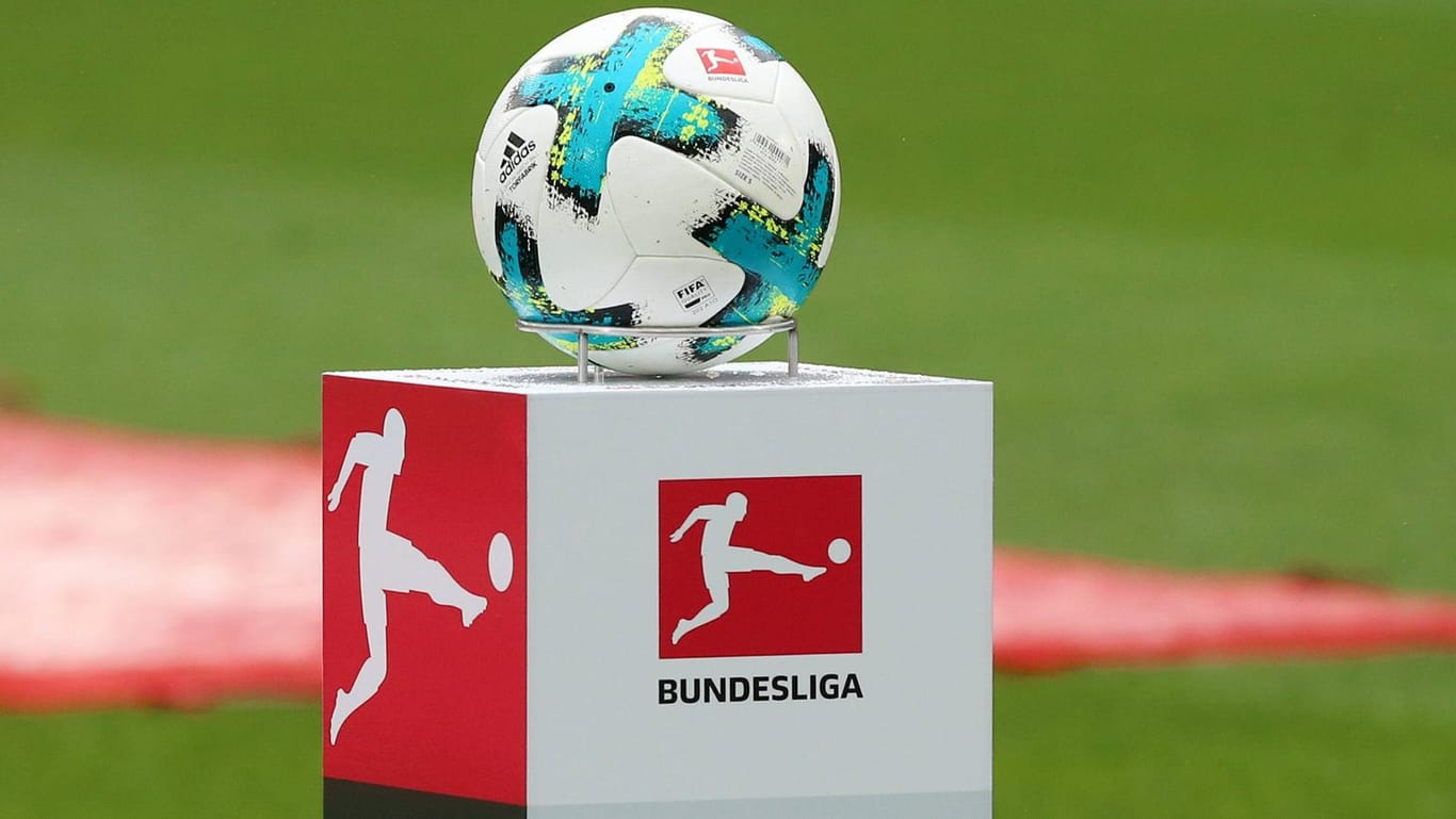 Bundesliga: Der Ball rollt auch künftig an Montagen.
