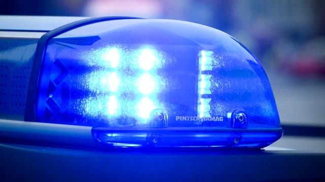 Das Blaulicht an einem Polizeiauto leuchtet.