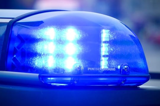 Das Blaulicht an einem Polizeiauto leuchtet.