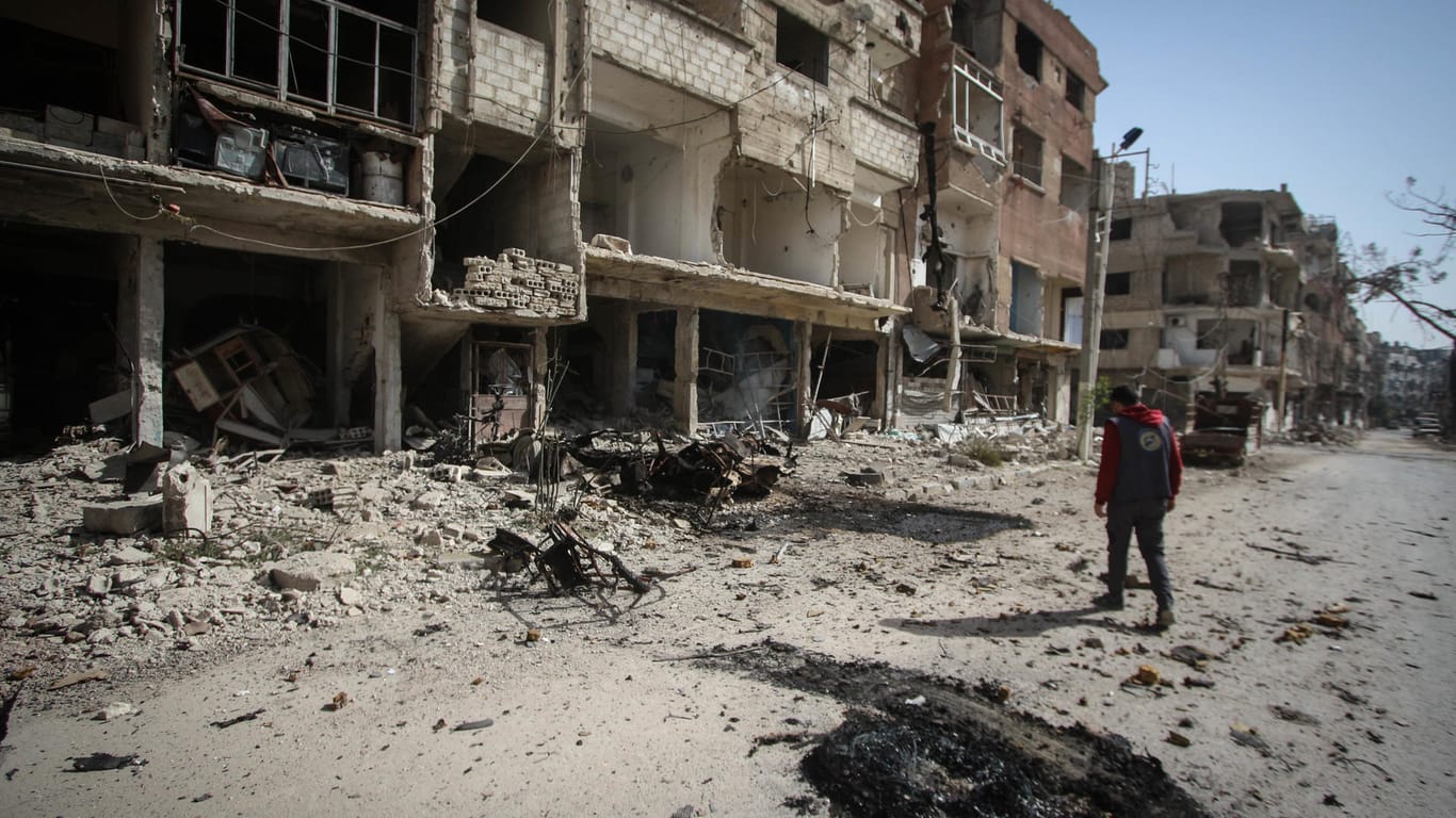Ein Mann geht an den Trümmern von zerstörten Häusern in der von Rebellen belagerten Stadt Duma vorüber: Erneute Luftangriffe auf letzte besetzte Stadt.