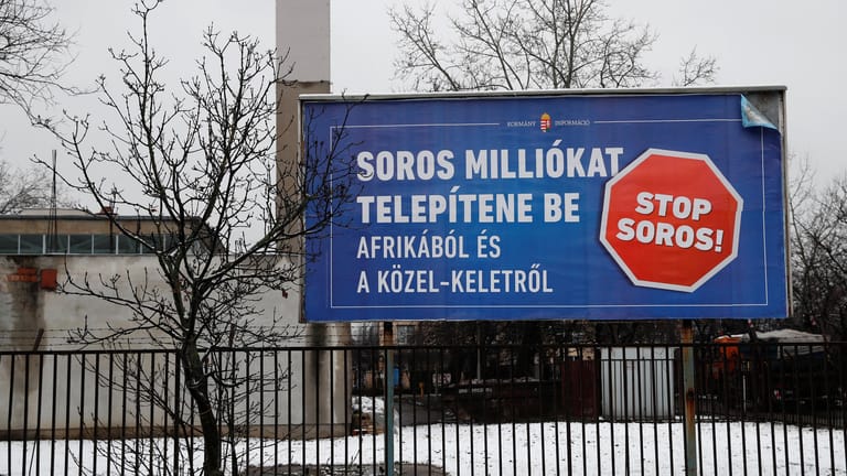 Plakat der Regierung in Budapest: "Soros will Millionen aus Afrika und dem Nahen Osten verpflanzen". Soros, dessen Stiftung viele NGOs finanziert, ist ein Hauptgegner Orbans.