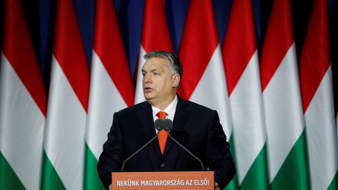 Orban bei der Rede zur Lage der Nation in Budapest: Auf dem Podium steht "Für uns, Ungarn zuerst!"