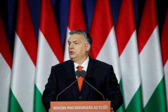 Orban bei der Rede zur Lage der Nation in Budapest: Auf dem Podium steht "Für uns, Ungarn zuerst!"