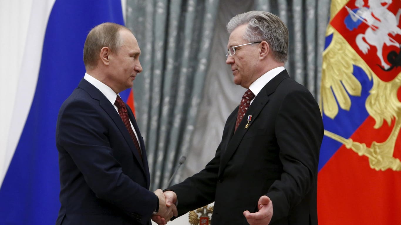 Bekannte – und auch Wirtschaftspartner? Präsident Wladimir Putin empfängt Öl-Magnat Wladimir Bogdanow im Kreml.