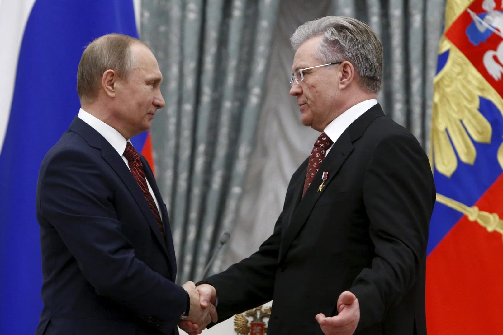 Bekannte – und auch Wirtschaftspartner? Präsident Wladimir Putin empfängt Öl-Magnat Wladimir Bogdanow im Kreml.