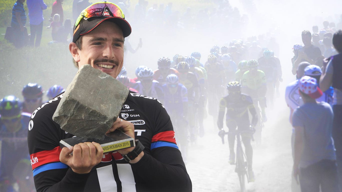 Besonderes Rennen mit besonderer Siegertrophäe: Für seinen Sieg bei Paris-Roubaix im Jahr 2015 erhielt John Degenkolb den legendären Pflasterstein.