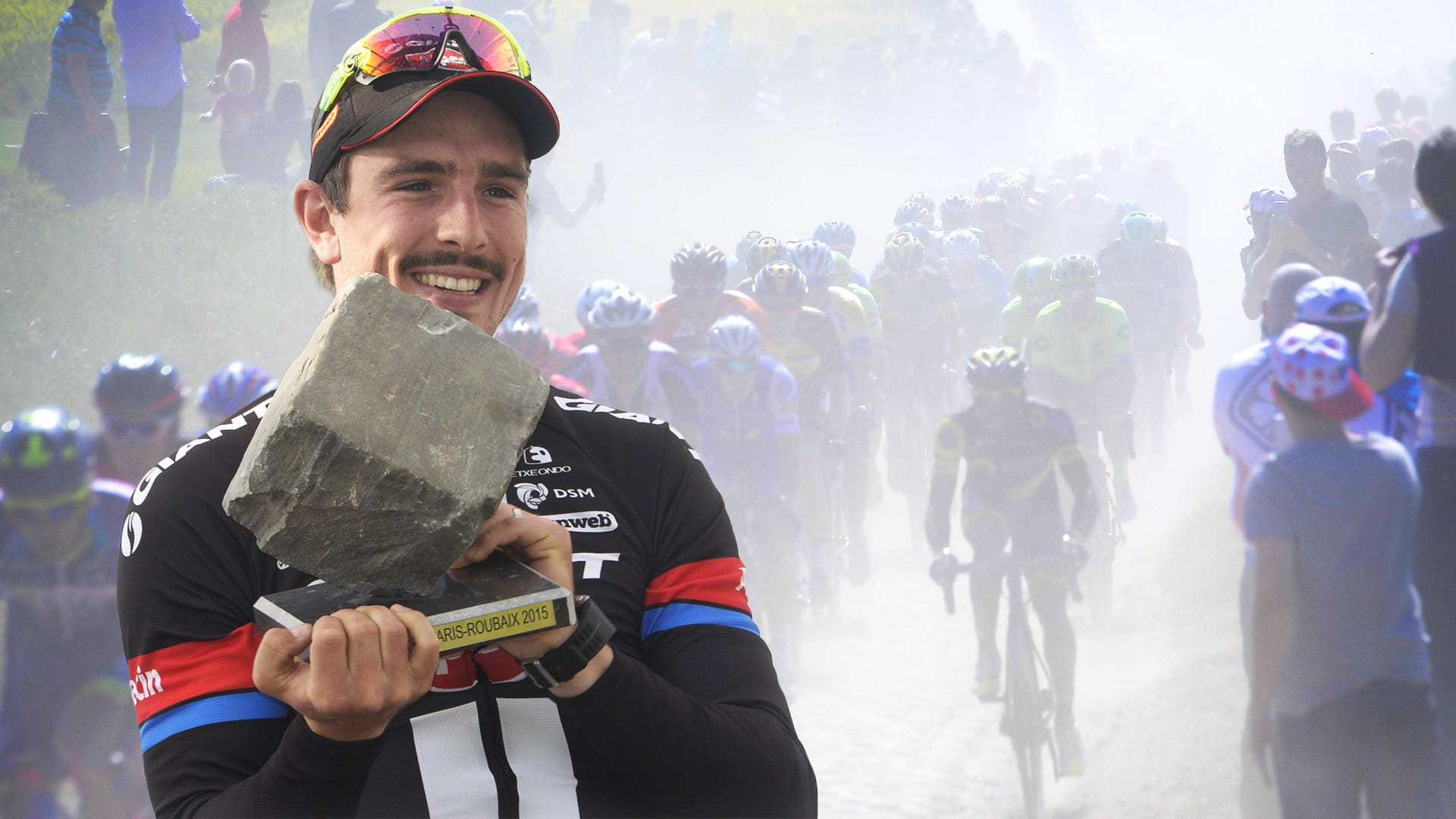 Besonderes Rennen mit besonderer Siegertrophäe: Für seinen Sieg bei Paris-Roubaix im Jahr 2015 erhielt John Degenkolb den legendären Pflasterstein.