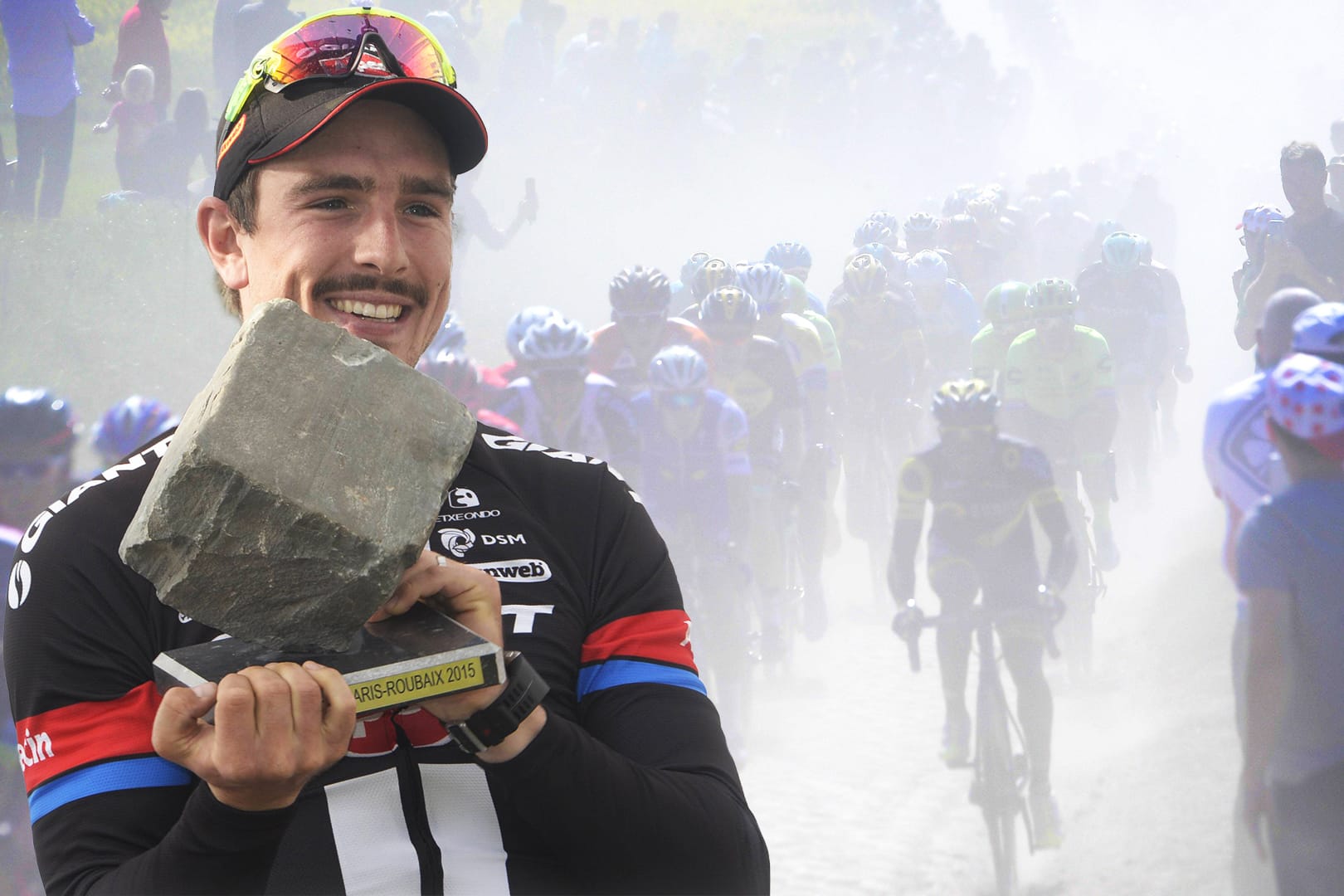 Besonderes Rennen mit besonderer Siegertrophäe: Für seinen Sieg bei Paris-Roubaix im Jahr 2015 erhielt John Degenkolb den legendären Pflasterstein.