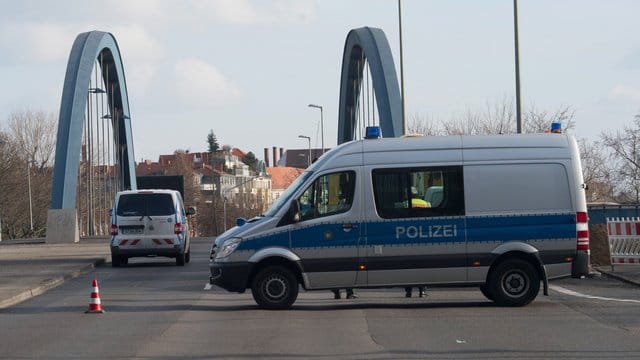 Polizeiwagen an der gesperrten Mörschbrücke in Charlottenburg.