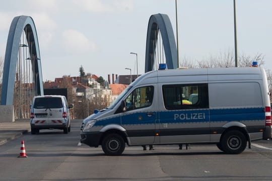 Polizeiwagen an der gesperrten Mörschbrücke in Charlottenburg.