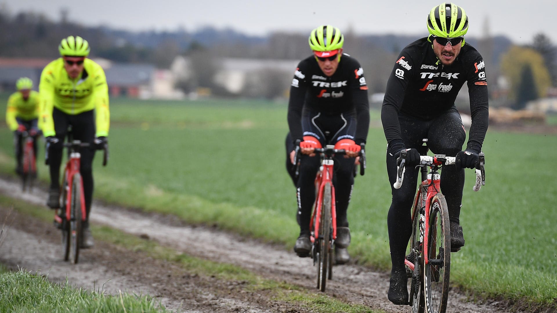 John Degenkolb (r.) bei einer Erkundungsfahrt der Paris-Roubaix-Strecke mit Teamkollegen von Trek-Segafredo.