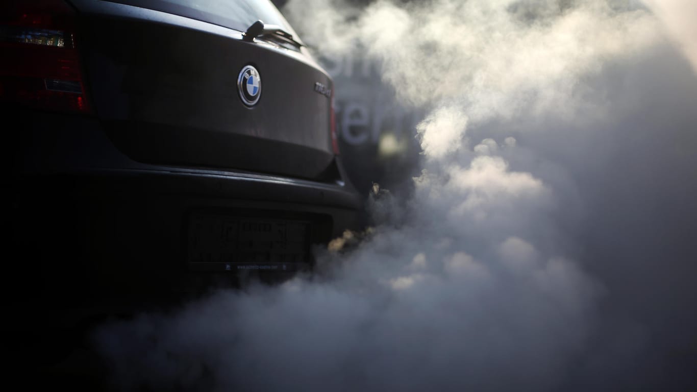 Blick auf den Auspuffausstoß eines BMW: Nach dem Abgasskandal in der Autoindustrie will die EU die Verbraucherrechte stärken.