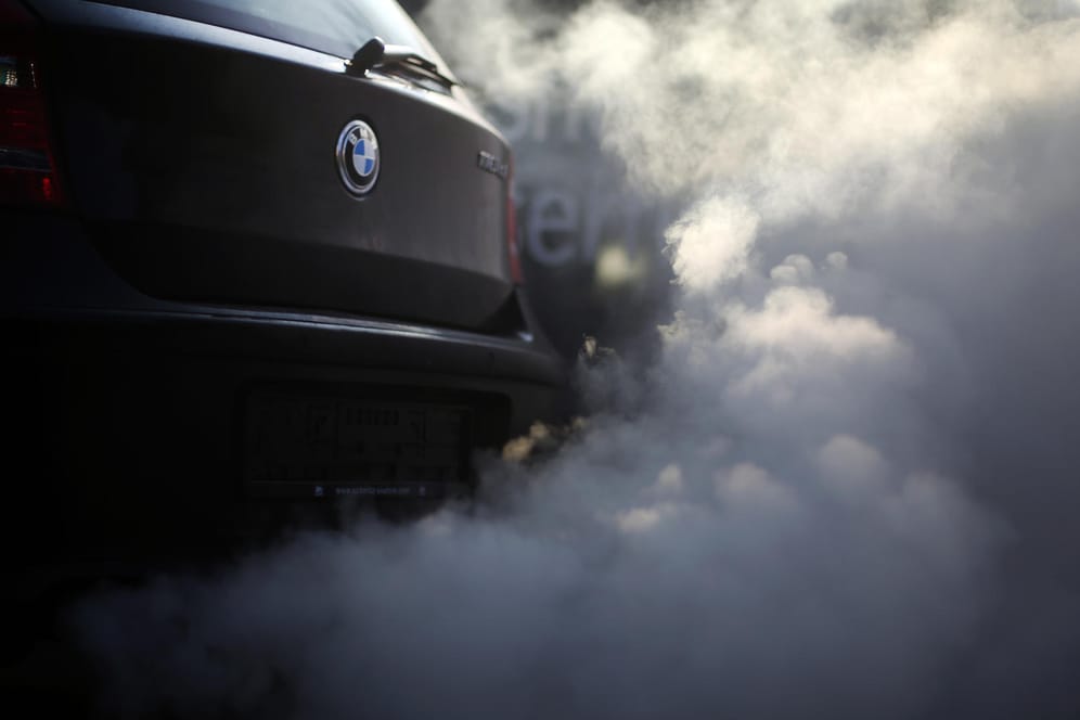 Blick auf den Auspuffausstoß eines BMW: Nach dem Abgasskandal in der Autoindustrie will die EU die Verbraucherrechte stärken.