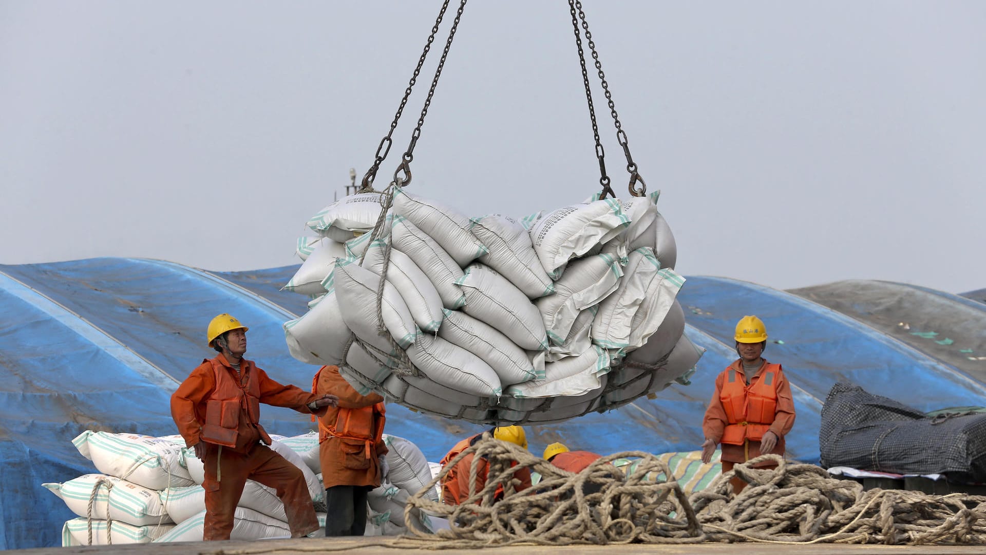 Arbeiter verladen aus den USA importierten Weizen im chinesischen Nantong: Mehr als 60 Prozent der US-amerikanischen Sojabohnen-Exporte gingen zuletzt nach China.