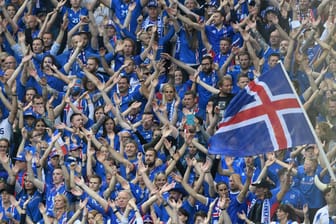 Fans von Island jubeln auf der Tribüne im UEFA EURO 2016 Viertelfinale gegen Frankreich: Markenstreit um den isländischen Schlachtruf "Huh!"