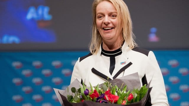 Dana Guth freut sich über die Wahl zur AfD-Landesvorsitzenden in der Stadthalle beim Landesparteitag der niedersächsischen AfD Alternative für Deutschland. Dana Guth freut sich über die Wahl zur AfD-Landesvorsitzenden in der Stadthalle beim Landesparteitag der niedersächsischen AfD Alternative für Deutschland.