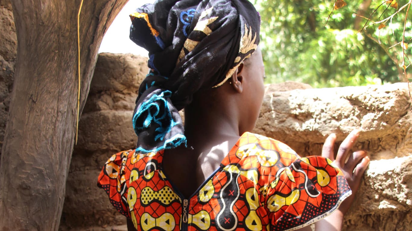 Das 13-jährige Mädchen Bintou (Name geändert) lebt in der Region Koulikoro im Zentrum Malis: Sie verbirgt ihr Gesicht, um nicht erkannt zu werden.