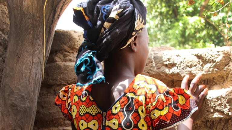 Das 13-jährige Mädchen Bintou (Name geändert) lebt in der Region Koulikoro im Zentrum Malis: Sie verbirgt ihr Gesicht, um nicht erkannt zu werden.