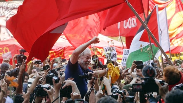 Der wegen Korruption verurteilte Ex-Präsident Brasiliens will sich der Polizei stellen. Der wegen Korruption verurteilte Ex-Präsident Brasiliens will sich der Polizei stellen.