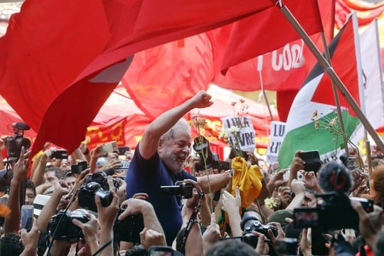 Der wegen Korruption verurteilte Ex-Präsident Brasiliens will sich der Polizei stellen.