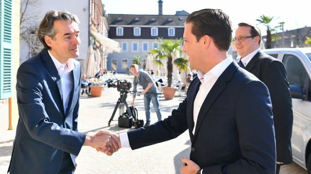 Alexander Mitsch (l), Bundesvorsitzender der Werte-Union, begrüßt Gastredner Manuel Hagel, baden-württembergischer CDU-Generalsekretär, in Schwetzingen. Alexander Mitsch (l), Bundesvorsitzender der Werte-Union, begrüßt Gastredner Manuel Hagel, baden-württembergischer CDU-Generalsekretär, in Schwetzingen.