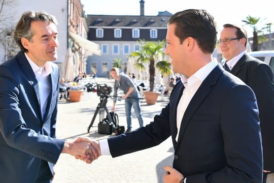 Alexander Mitsch (l), Bundesvorsitzender der Werte-Union, begrüßt Gastredner Manuel Hagel, baden-württembergischer CDU-Generalsekretär, in Schwetzingen.