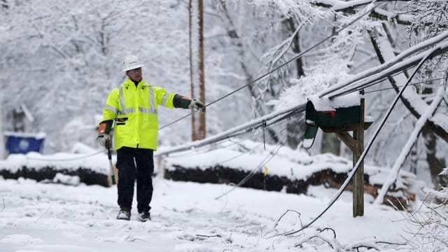 Ein Mitarbeiter eines Stromanbieters untersucht in Morristown eine durch das Winterwetter beschädigte Leitung. Ein Mitarbeiter eines Stromanbieters untersucht in Morristown eine durch das Winterwetter beschädigte Leitung.