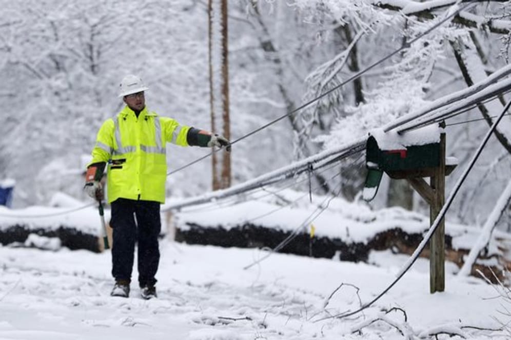 Ein Mitarbeiter eines Stromanbieters untersucht in Morristown eine durch das Winterwetter beschädigte Leitung.