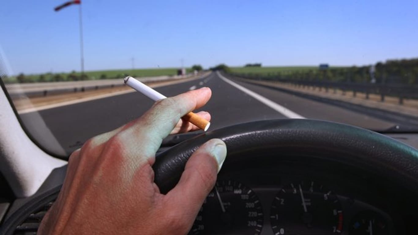 Mehrere Bundestagsabgeordnete wollen sich für ein Rauchverbot im Auto einsetzen, wenn Kinder mitfahren.
