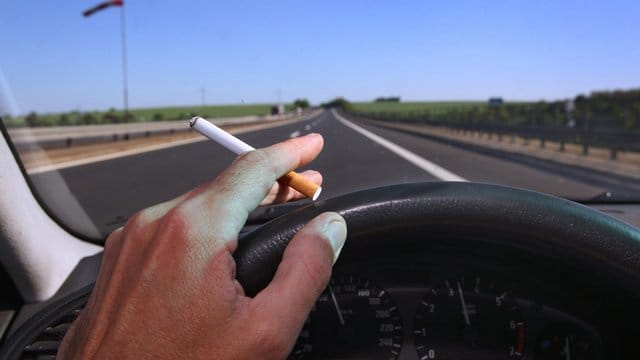 Mehrere Bundestagsabgeordnete wollen sich für ein Rauchverbot im Auto einsetzen, wenn Kinder mitfahren. Mehrere Bundestagsabgeordnete wollen sich für ein Rauchverbot im Auto einsetzen, wenn Kinder mitfahren.
