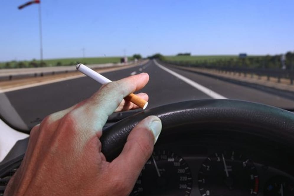 Mehrere Bundestagsabgeordnete wollen sich für ein Rauchverbot im Auto einsetzen, wenn Kinder mitfahren.