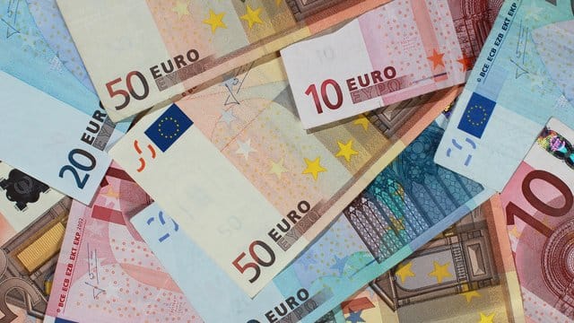 Der deutsche Schuldenstand sinkt einem Medienbericht zufolge schneller als zunächst angenommen. Der deutsche Schuldenstand sinkt einem Medienbericht zufolge schneller als zunächst angenommen.