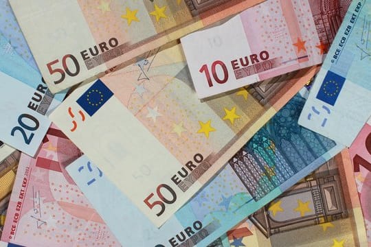 Der deutsche Schuldenstand sinkt einem Medienbericht zufolge schneller als zunächst angenommen.