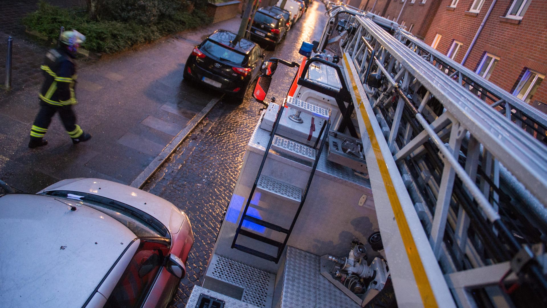 Ein Drehleiterfahrzeug der Feuerwehr fährt durch eine Straße: Mann klettert bei Ehestreit auf Baum und muss gerettet werden.