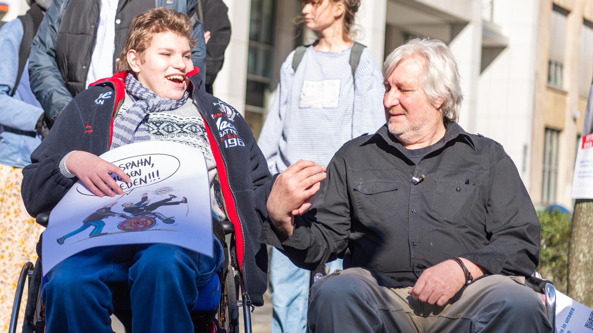 Nico und Vater Arnold Schnittger sitzen vor dem Gesundheitsministerium: Der pflegende Vater möchte auf Missstände in der Pflege aufmerksam machen.